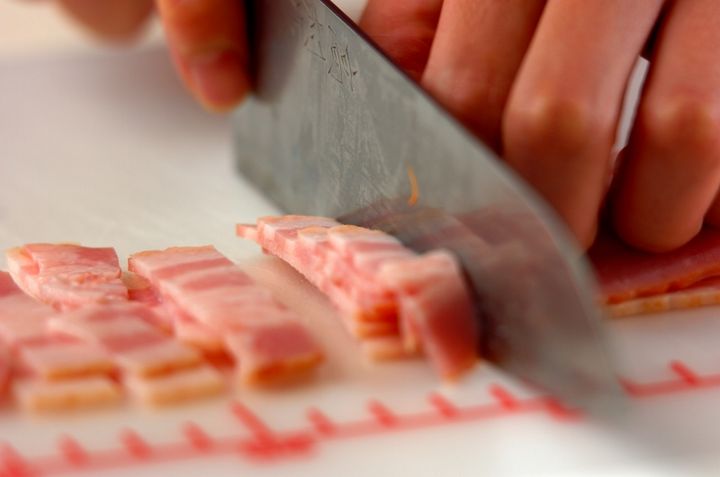 ベーコンおかかサラダの下準備1