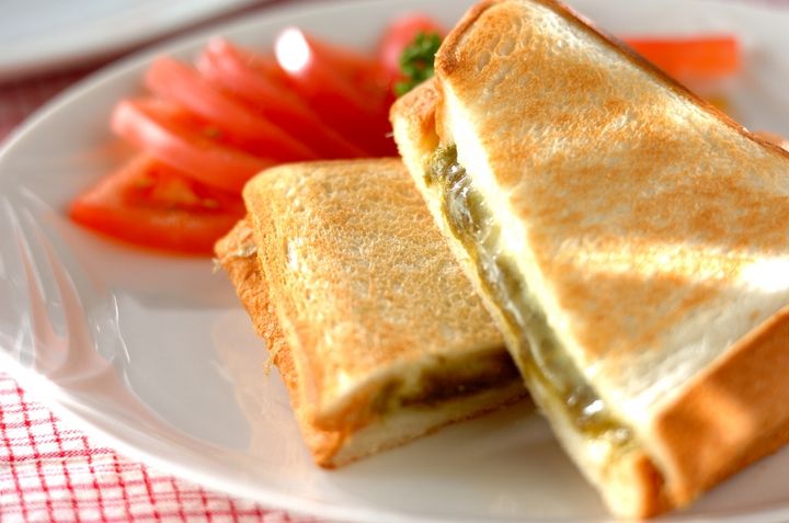 とろろ昆布とチーズのホットサンド