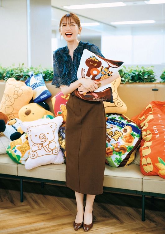 チェック柄×タイトスカートの女っぽ通勤コーデ