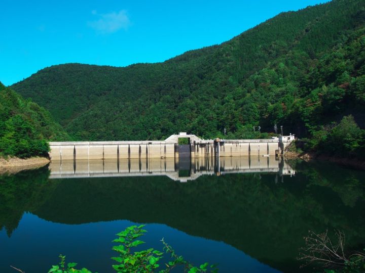 雄大な景色に溶け込み、私たちの生活を静かに見守るダム。All About ニュース編集部が全国250人を対象に実施した「ダム（中部地方）」に関するアンケートの調査結果から、「好き＆行ってみたい岐阜県のダム」ランキングを紹介します。