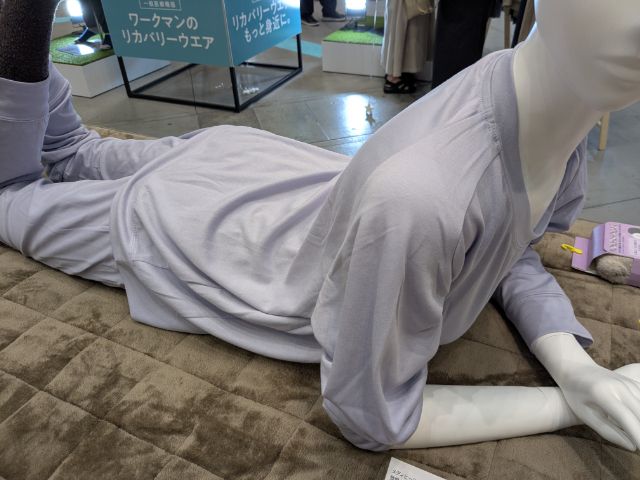 マネキンを着たレディースメディヒールの長袖シャツとパンツ