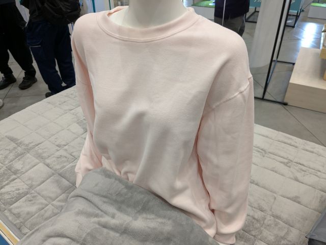 マネキンを着たレディースメディヒール(R)ウォームトレーナー