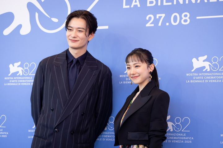 芦田愛菜と岡田将生がヴェネチア映画祭の会見で『果てしなきスカーレット』への思いを激白！