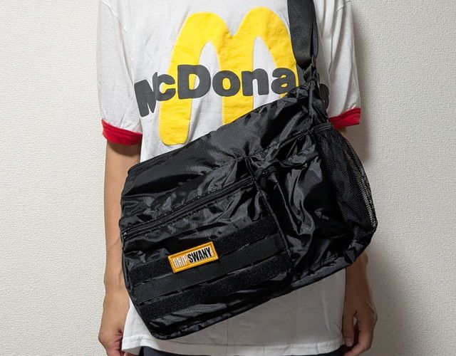 グリップスワニーショルダーバッグ持ったところ