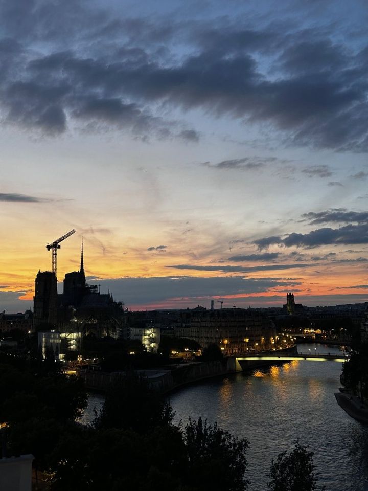 パリ、真夏の夜はバーで乾杯【夢見るパリ】