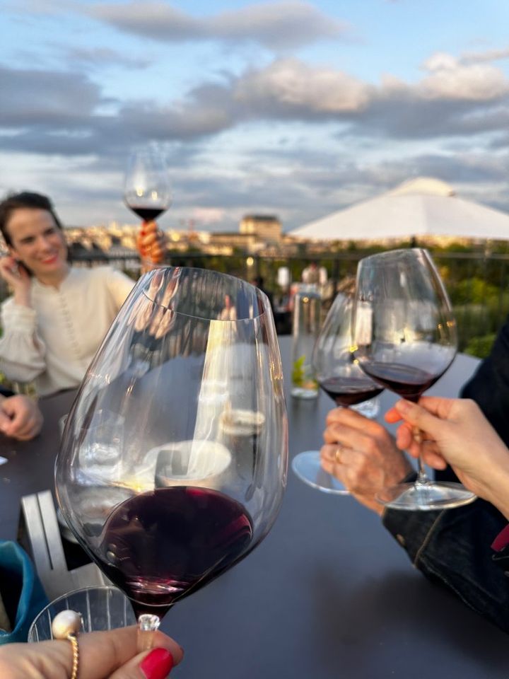 パリ、真夏の夜はバーで乾杯【夢見るパリ】