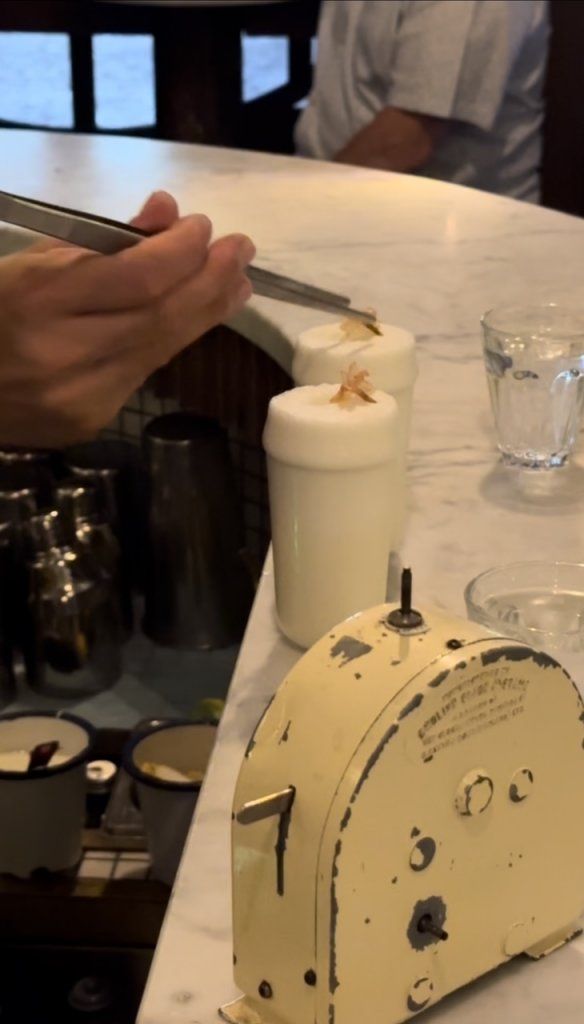 パリ、真夏の夜はバーで乾杯【夢見るパリ】