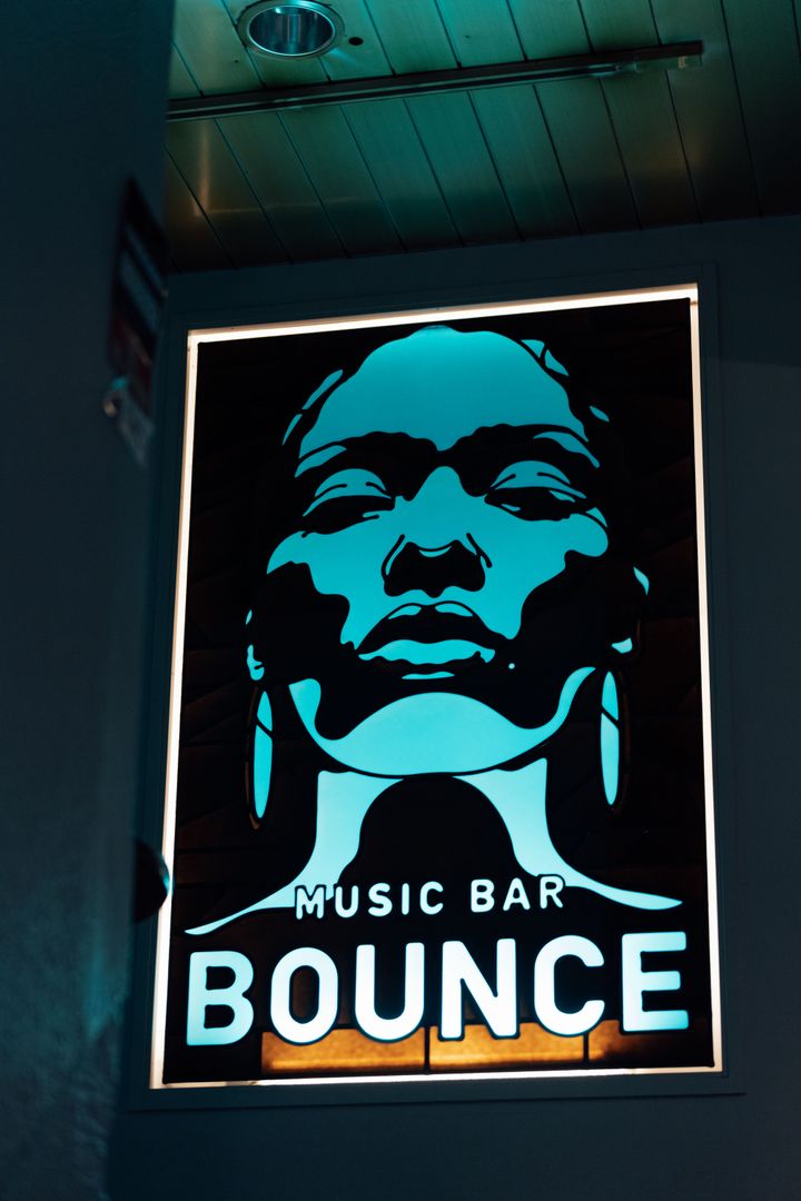 バャリース、レッドブル、アヲハタ等のパッケージデザインでも知られる上岡拓也のイラストが、店のロゴ代わりになっている。