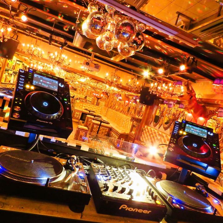 デジタル音源を自由に操るCDJ-3000とアナログ盤のプレイをサポートするPLX-500。