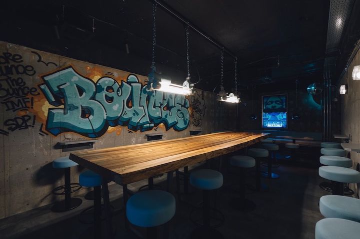 壁には漫画「少年イン・ザ・フッド」の作者・SITEによる「BOUNCE」の文字。