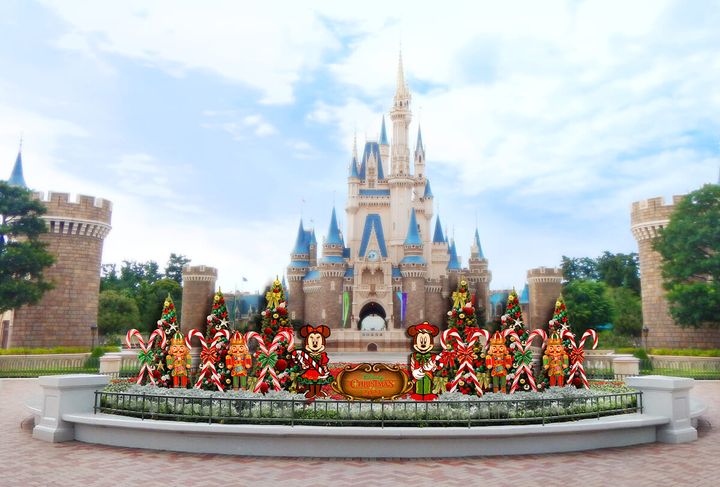 シンデレラ城前の「トイズ・ワンダラス・クリスマス！」をモチーフにしたデコレーション
