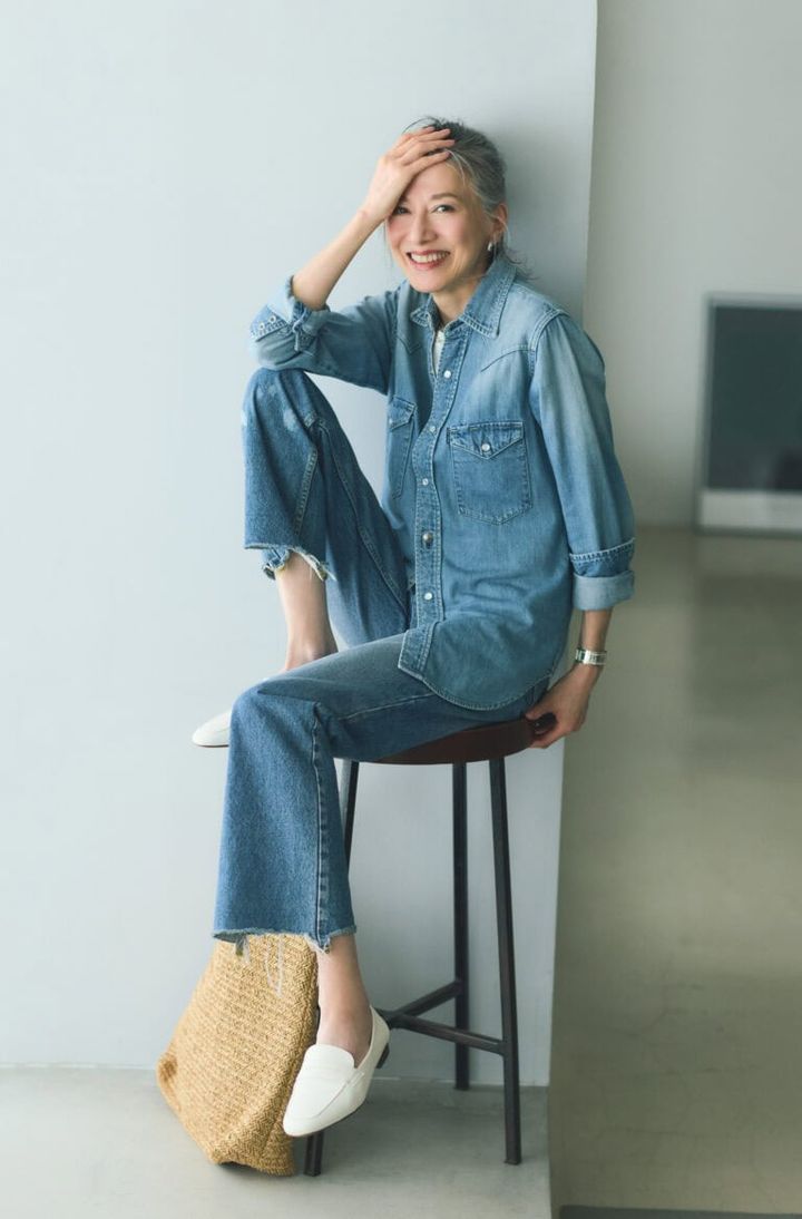 デニムシャツ¥63,800、デニムパンツ¥68,200、Tシャツ¥29,700／すべてマディソンブルー、バッグ¥6,490／ギャップ、イヤリング¥8,800、ネックレス¥17,600／ともにアビステ、バングル¥30,360／アドラル（ズットホリック）、靴¥42,900／ディヴァナ（金万）