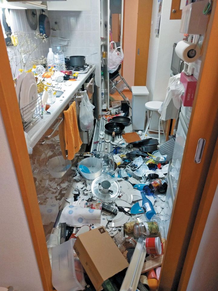 キッチンでは棚から飛び出した食器が割れて破片だらけに。
