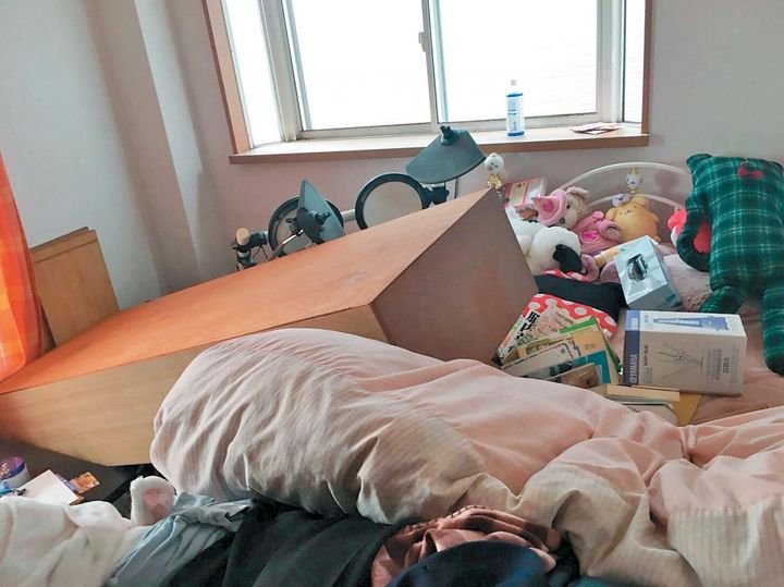 震度6弱だったが、寝室ではベッドにたんすが倒れ込んだ。※写真は『地震・台風時に動けるガイド 大事な人を護る災害対策』より引用