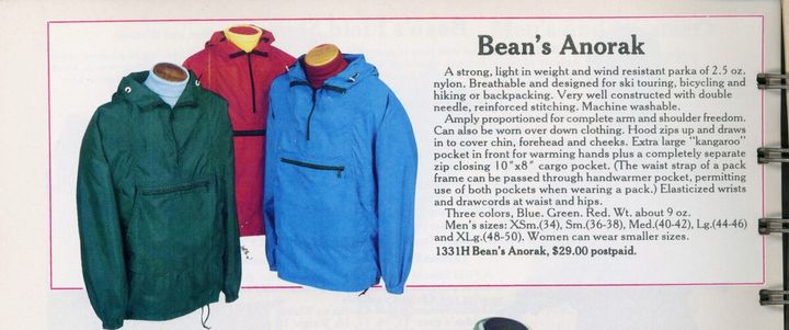 1984年の秋カタログで発表されたビーンズ・アノラックは、確かな耐風性に備え、サイクリングやハイキング、さらにはダウン・ジャケットの上に着用してスキー・ツアーを楽しむためにデザインされている。