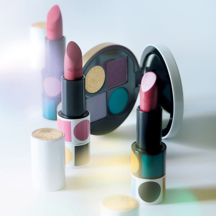 アイパレット：オンブル ドゥ エルメス パレット クワテュール 12 ¥15,290、リップ右から：ルージュ エルメス ルージュ ア レーヴル サティネ 55、ルージュ エルメス ルージュ ア レーヴル マット レジェ 24、同 69 各¥10,010（すべてエルメスジャポン・限定）