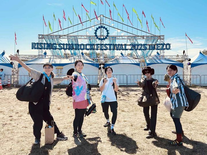 画像: RSR2025ゲートで仲間とともに記念撮影（いちばん左が筆者）。2日間とも『ワークマン』のベストセラー服・レディースガーデニングサロペットで参加しました