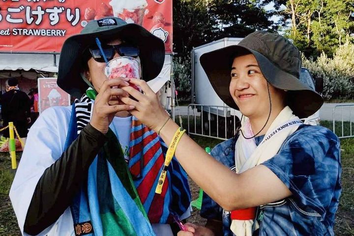 画像: 防水・透湿機能に優れた素材を用い、10㎝以上の幅広サンバイザーを搭載したストラップ（あごひも）つきのアウトドアハットは野外フェスの必需品。傘がさせない会場の場合は雨よけとしても活躍します