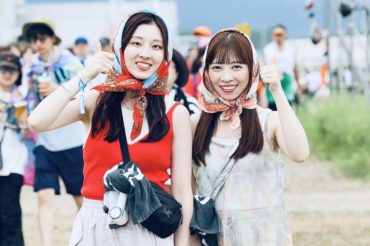 画像: おしゃれと熱中症対策をダブルでかなえる“ほっかむり”勢が急増中！ 見た目も華やかで気分が上がるうえ、頭に巻いて日よけ役に、肩に巻いて防寒役にと大活躍なのだそう ©︎ RISING SUN ROCK FESTIVAL