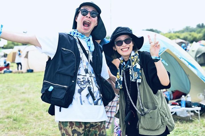 画像: ルアーケース・ライン・プライヤーなど釣りに欠かせないこまごました道具を機能的・効率的に収納するためのフィッシングベストが、アウトドアユースにシフト。野外フェスでも大活躍 ©︎ RISING SUN ROCK FESTIVAL