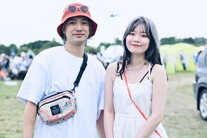 画像: 汚れやすさからアウトドアでは敬遠されがちな白を主役に着こなしていたおしゃれカップル。ハットやボディバッグなど小物でカラーアクセントを取り入れたさわやかなスタイルは、会場でひときわ目立っていました！ ©︎ RISING SUN ROCK FESTIVAL