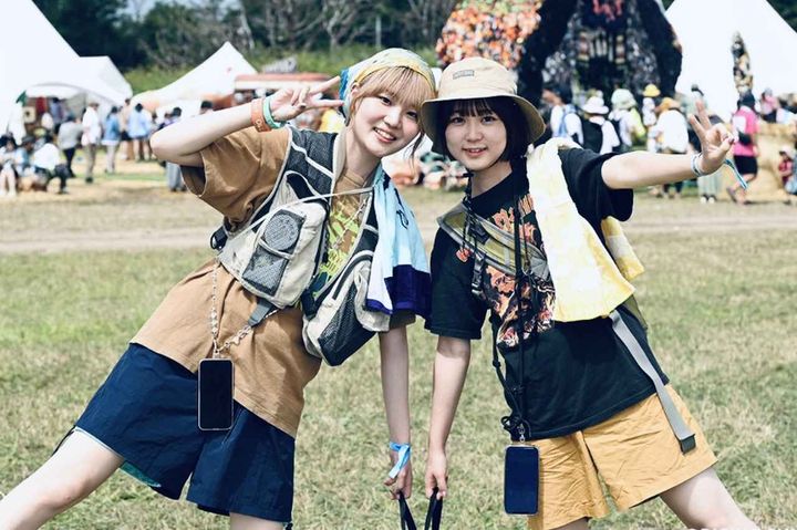 画像: バンドTシャツ×ハーフパンツのシンプルコーデにフィッシングベストを羽織れば即おしゃれ見え！ メッシュ素材を使った通気性の高いモデルは軽量設計で、長時間の着用でもノンストレスなのだそう ©︎ RISING SUN ROCK FESTIVAL