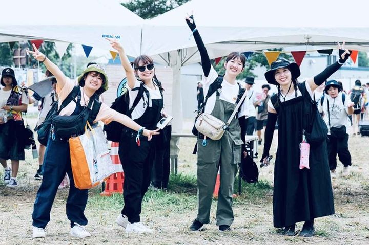画像: ガーデニングサロペット＆ガーデニングサロペットスカートを着た“#ワークマン女子”チーム。撥水性に優れているため、雨や泥はねを気にせず気兼ねなくフェスを楽しめるためおそろいで買ったそう ©︎ RISING SUN ROCK FESTIVAL