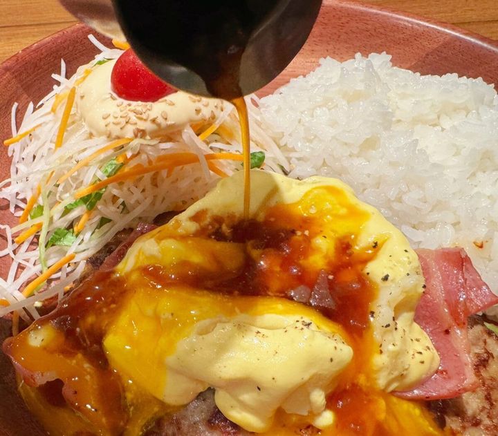 別添えのハンバーグソースはさっぱりと爽やかな味わい