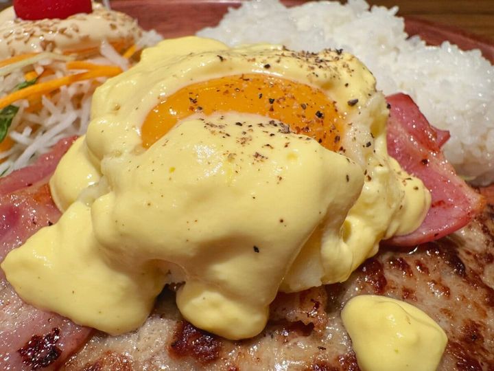 ハンバーグの上には、ベーコン、マッシュポテト、オランデーズソース、卵黄がどどんっとダイナミックにトッピングされています。
