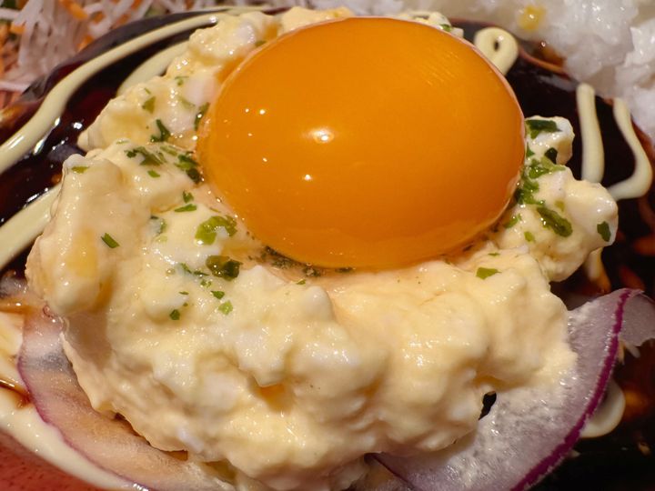 黒みりんを使用したオリジナルてりやきソースに、マヨネーズ、たまごサラダ、そして卵黄がトッピングされた、ボリューム満点の月見ハンバーグ