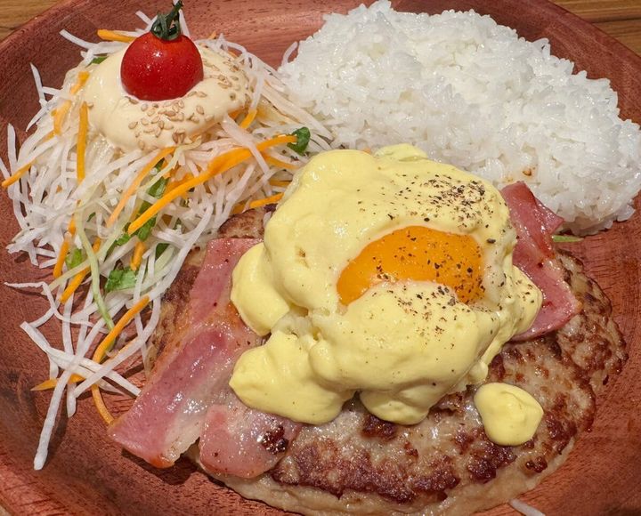 ベーコン×マッシュポテトで食べ応え満点な「ベーコンエッグベネバーグディッシュ」