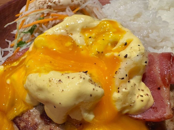 ハンバーグの上にベーコンをのせるという、なんとも肉々しすぎるトッピングに加えて、濃厚なオランデーズソースやたっぷりとのったマッシュポテトのボリュームで、Mサイズでもかなり腹パンに