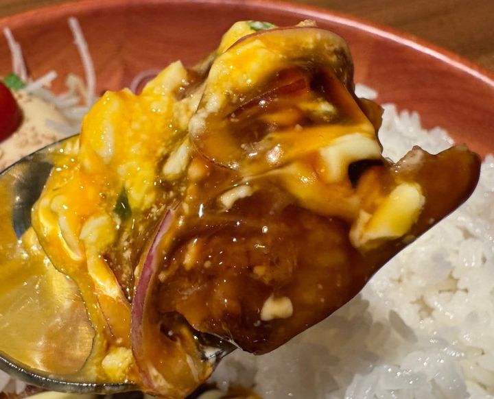 てりやきソースの甘じょっぱさと卵のコクが一体となり、奥深い味わいを楽しめます