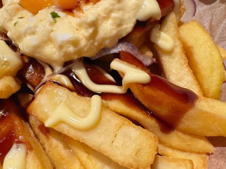 揚げたて熱々のポテトには、「月見てりたまマヨバーグディッシュ」と同じ、こってりとしたトッピングがのっています