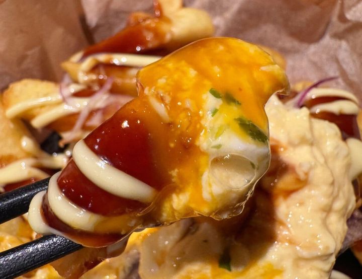 ポテトにたまごサラダと卵黄をよく絡ませて食べれば、背徳感マシマシの罪深い味わいに……