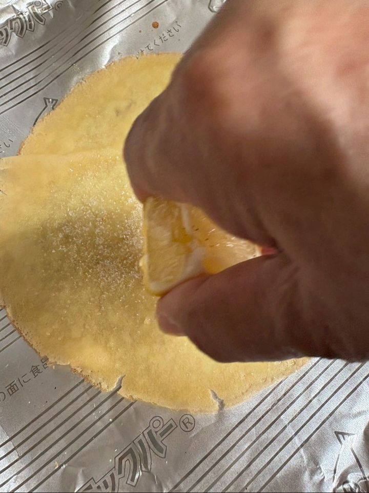 グラニュー糖をかけてからレモンを絞ります。