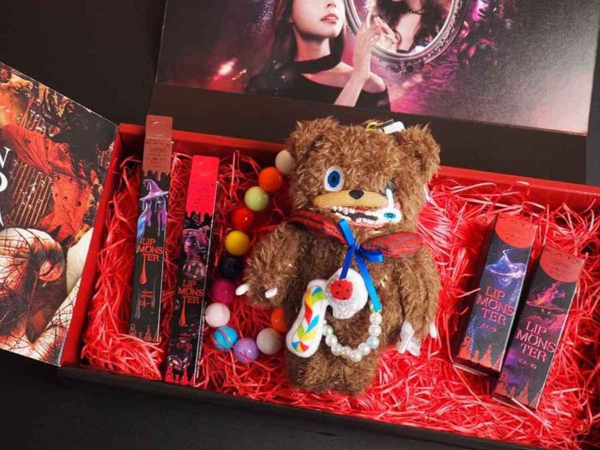 KATE × USJ】の意外なタッグ！ 魔女インスパイアの「新色リップ