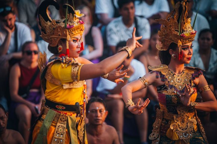 2015年に世界遺産に登録された伝統のケチャックダンスは、ウブドの王宮やウルワツ寺院にて。