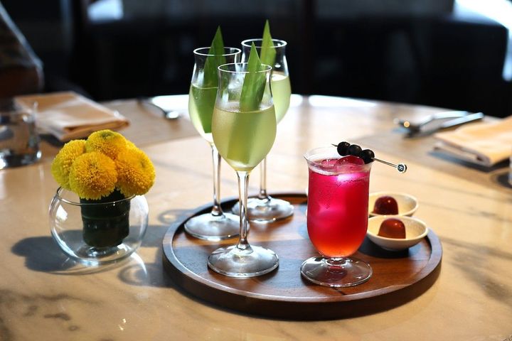 地場のハーブやフルーツを使ったウェルカムドリンク。カクテルとモクテルが選べる。