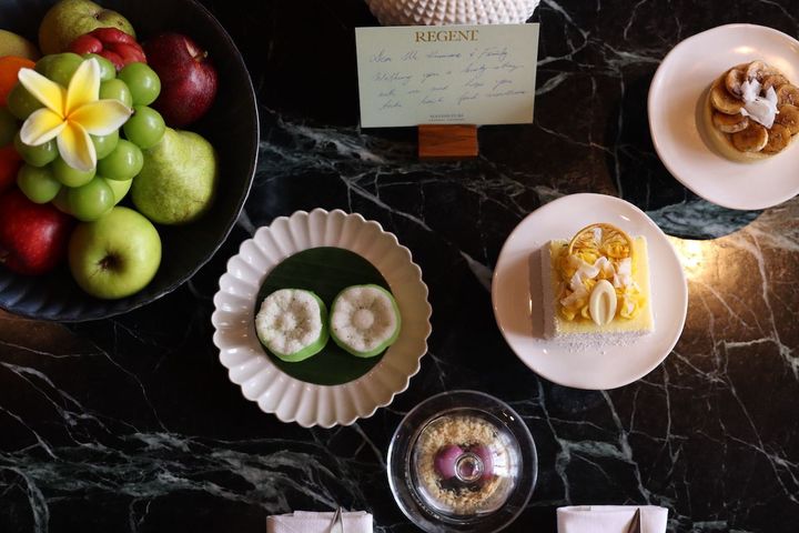 客室に置かれたウェルカムフルーツ＆スイーツ。このほか冷蔵庫のドリンクも1回目は無料。