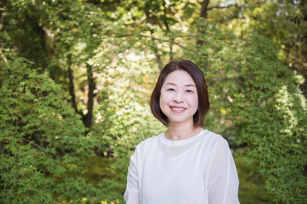 ふじおか・ようこ 京都府生まれ。2009年『いつまでも白い羽根』でデビュー。2021年、『メイド・イン京都』で京都本大賞、2024年、『リラの花咲くけものみち』で吉川英治文学新人賞を受賞。