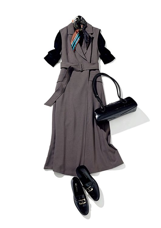 辛口小物が光るダークカラー通勤コーデ