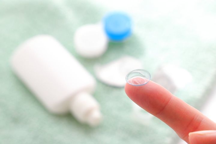 使い捨てコンタクトレンズを使い回したときのリスクとは？