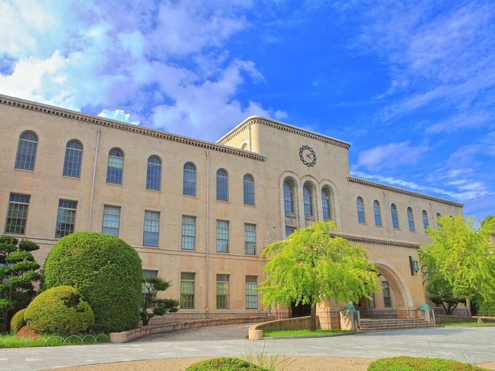 All About ニュース編集部は、全国10～70代の男女280人を対象に「地方国公立大学」に関する独自のアンケート調査を実施。「出身と聞いてすごい」と思われている地方国公立大学で1位に選ばれたのは？