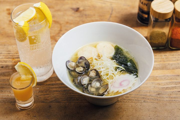 生しじみラーメン¥1,490。国産レモンを使った生搾りレモンサワー¥900。オルニショット（R）¥1,000