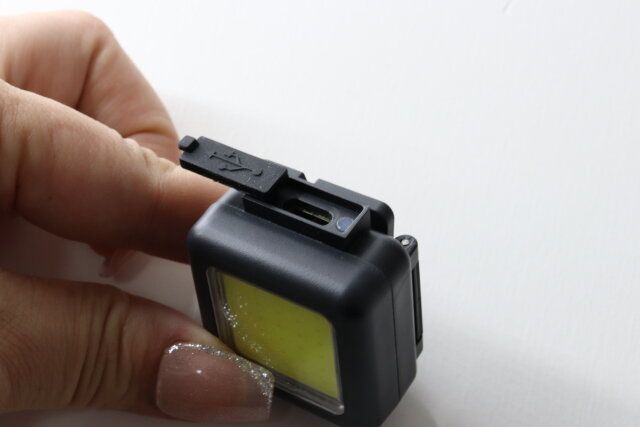 COBヘッドライト 充電口