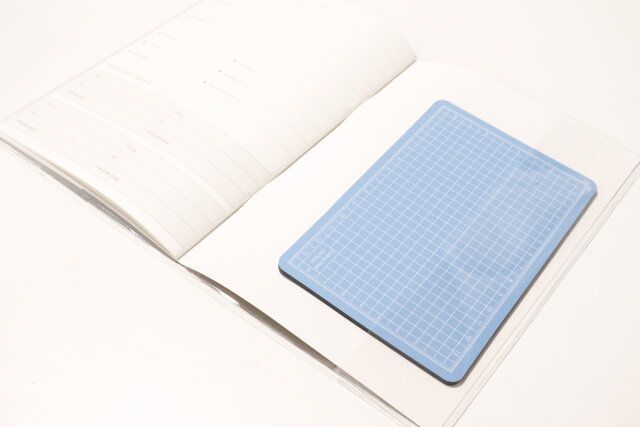 セリアの手帳に挟める方眼付きカッティングマット