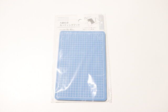 セリアの方眼付きカッティングマットのパッケージ