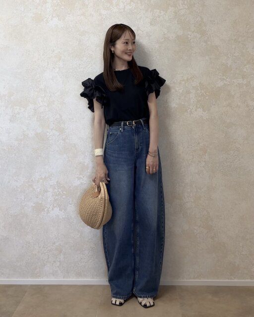 着回しコーデ②フリルトップスを合わせたキレイめカジュアルコーデ
