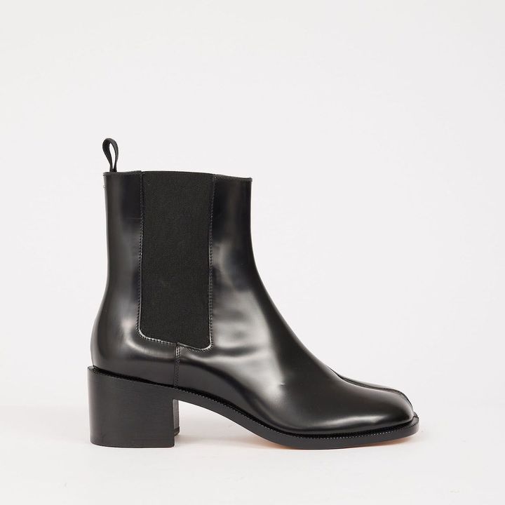 「タビ」ショートブーツ ヒール6cm ¥209,000／MAISON MARGIELA